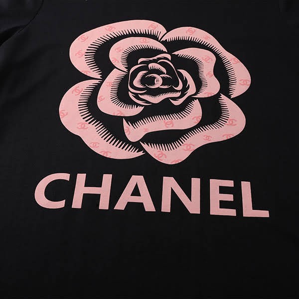 一目惚れ♪シャネル カメリアロゴ半袖Tシャツ 偽物 ブラック shh99359